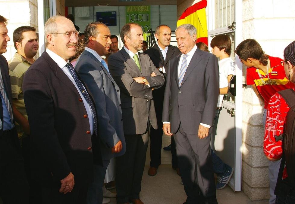 Peiró, a la derecha de la foto, en 2006, el día de la inauguración del pabellón que lleva su nombre e n Villaseca