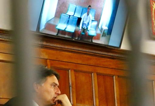 El antisistema Rodrigo Lanza ha comparecido en esta vista por videoconferencia, desde la cárcel de Zuera, ante las limitaciones impuestas por la crisis del coronavirus