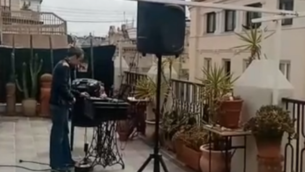 Coronavirus: un DJ ameniza las tardes a sus vecinos con una sesión desde el balcón de su casa en Valencia