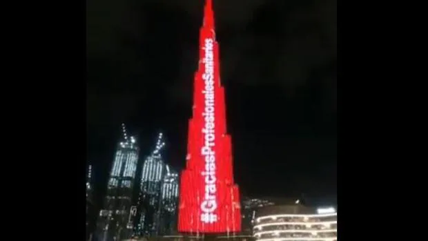 El Bhur Khalifa de Dubái se tiñe de rojo para homenajear a los sanitarios españoles que luchan contra el coronavirus