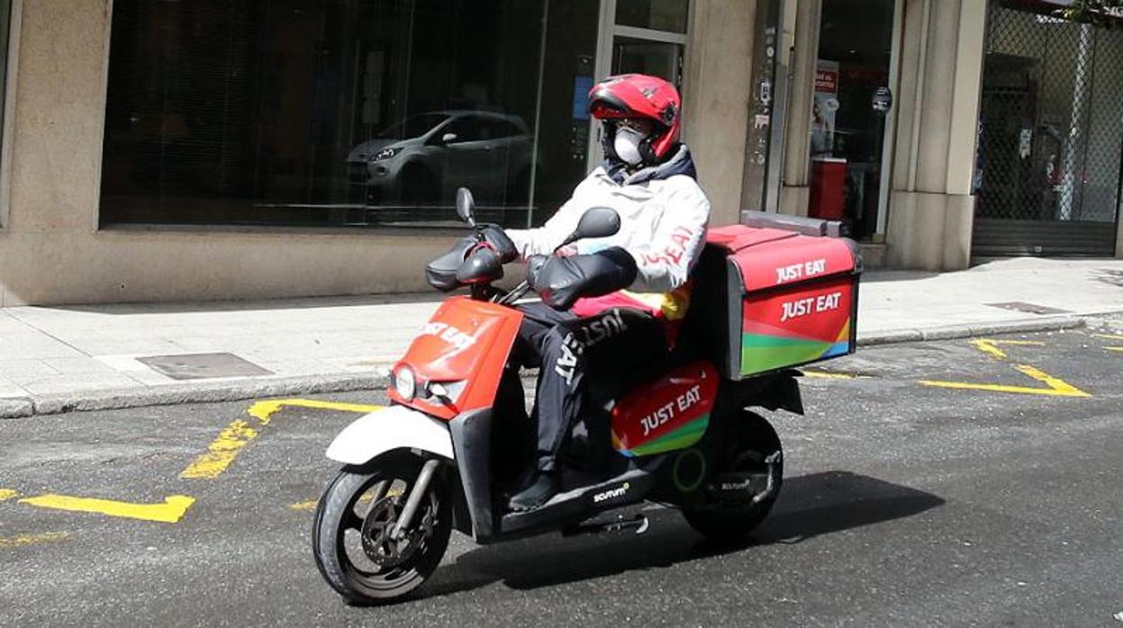 Un repartido de comida a domicilio fue detenido este martes en La Coruña