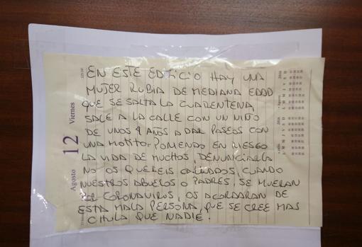 Una de las notas escritas por los vecinos que apareció este viernes