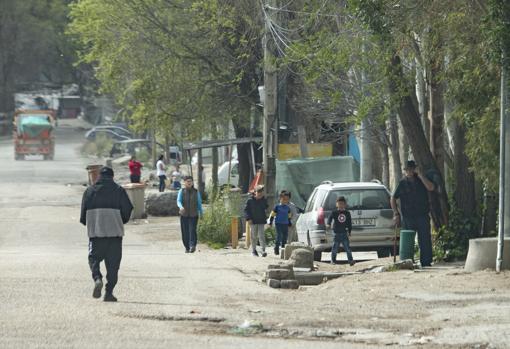 Habitantes de la Cañada Real transitan por la vía pública