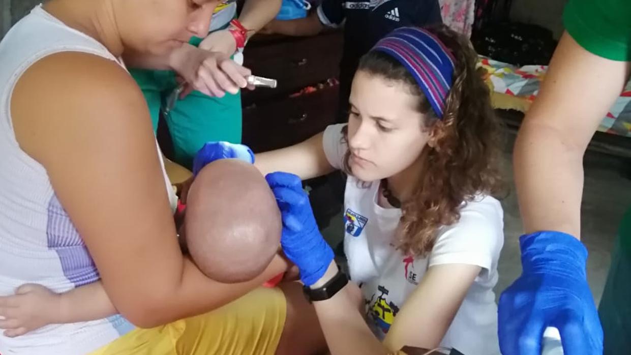 Eva García durante su labor de voluntaria como enfermera en Ecuador