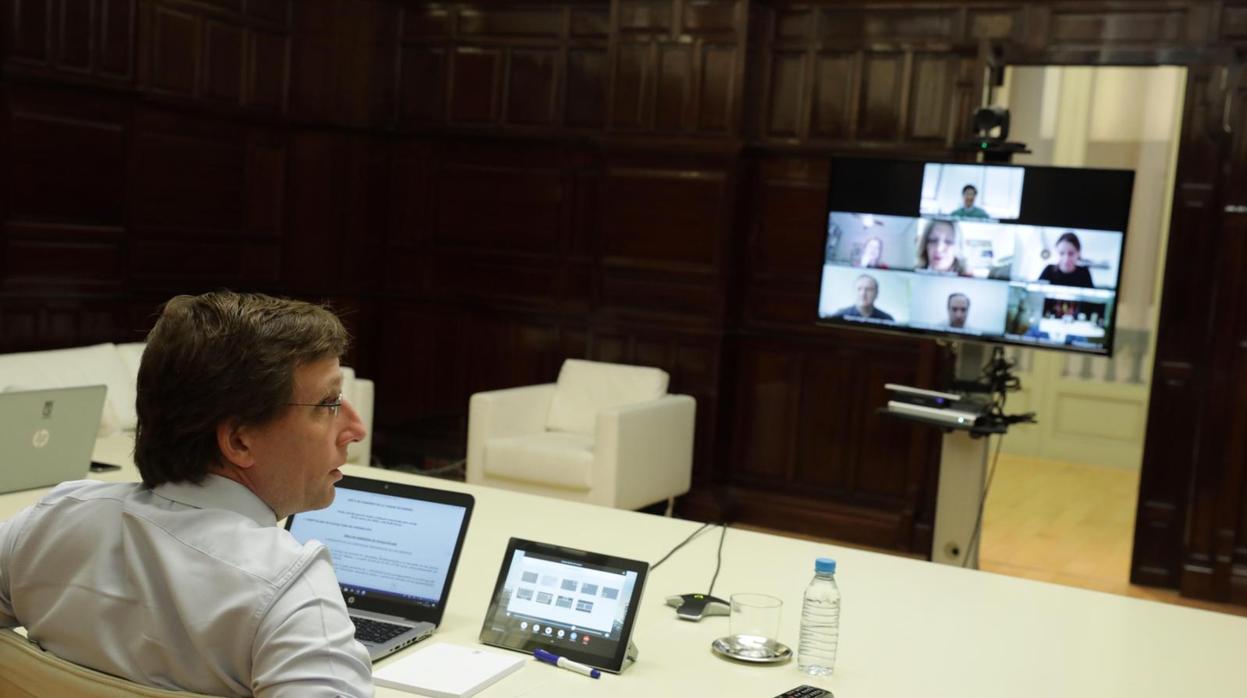 El alcalde de la capital, José Luis Martíne-Almeida, durante la Junta de Gobierno celebrada por videoconferencia