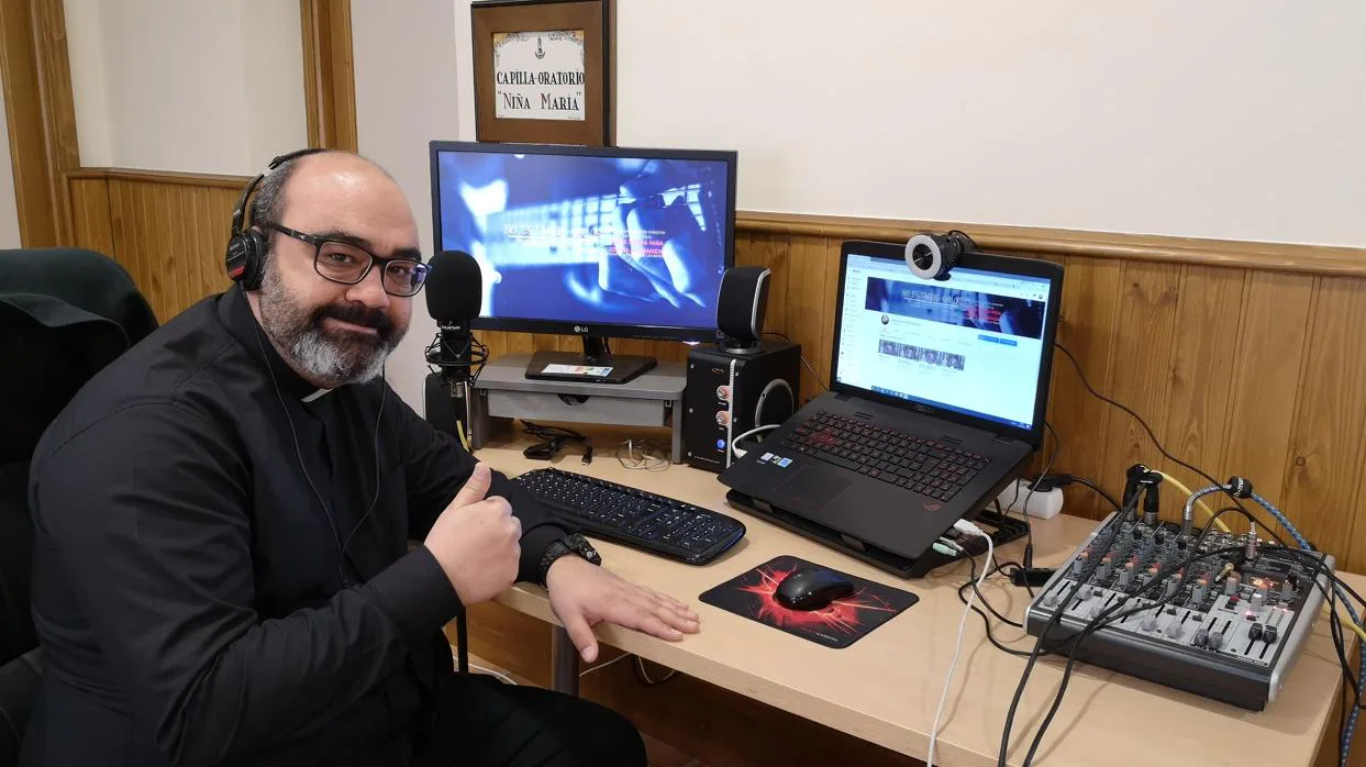 Juan Antonio Pérez posa en su estudio de grabación desde el cual retransmite los actos litúrgicos