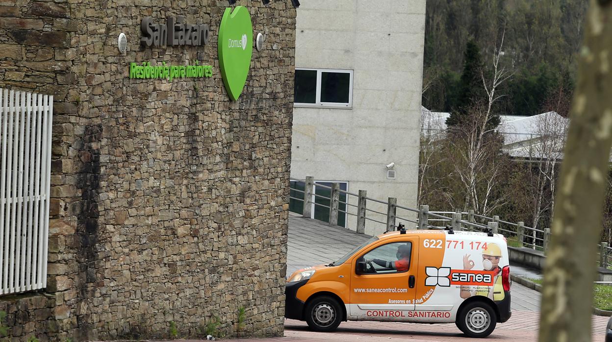 Un vehículo de control sanitario accede a una residencia afectada