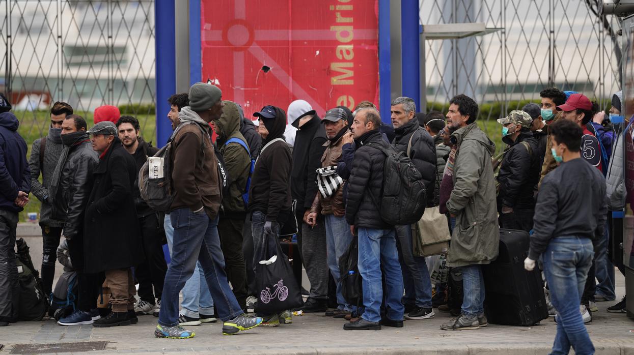 Los sintecho se aglomeran, ayer, en Ifema sin guardar la distancia de seguridad por el Covid-19