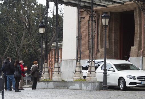 Oficio de una exequia, ayer, en el cementerio de la Almudena