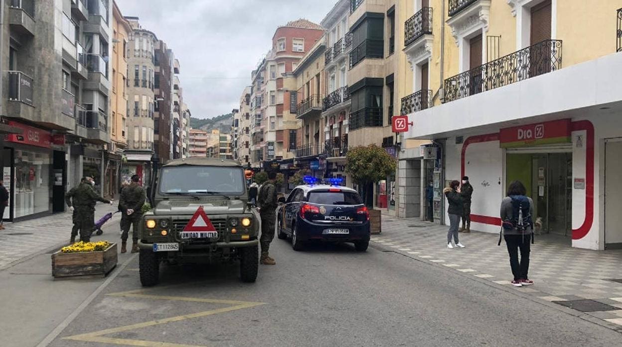 Varios integrantes de la brigada de Paracaidistas en una de las céntricas calles de Cuenca