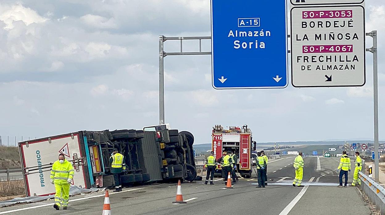 Camión accidentado en Frechilla de Almazán (Soria)