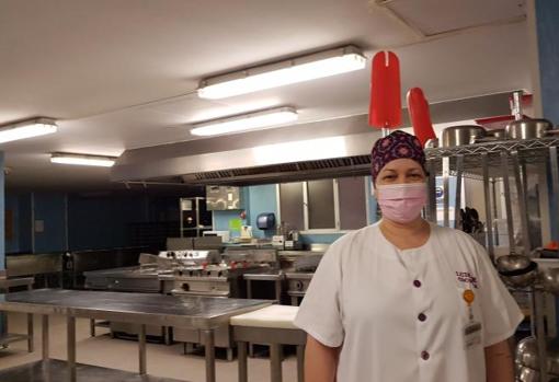 Luisa María Andrés en las cocinas del Hospital Universitario Príncipe de Asturias