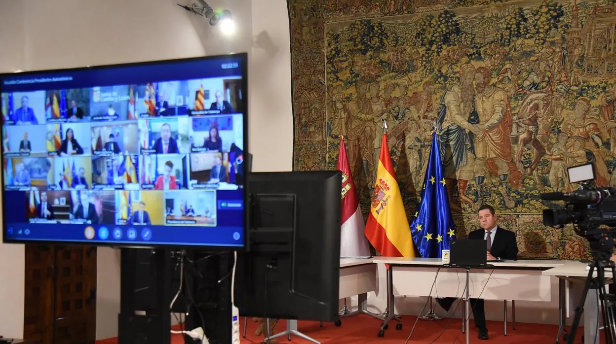 El presidente de Castilla-La Mancha durante la videoconferencia de presidentes autonómicos