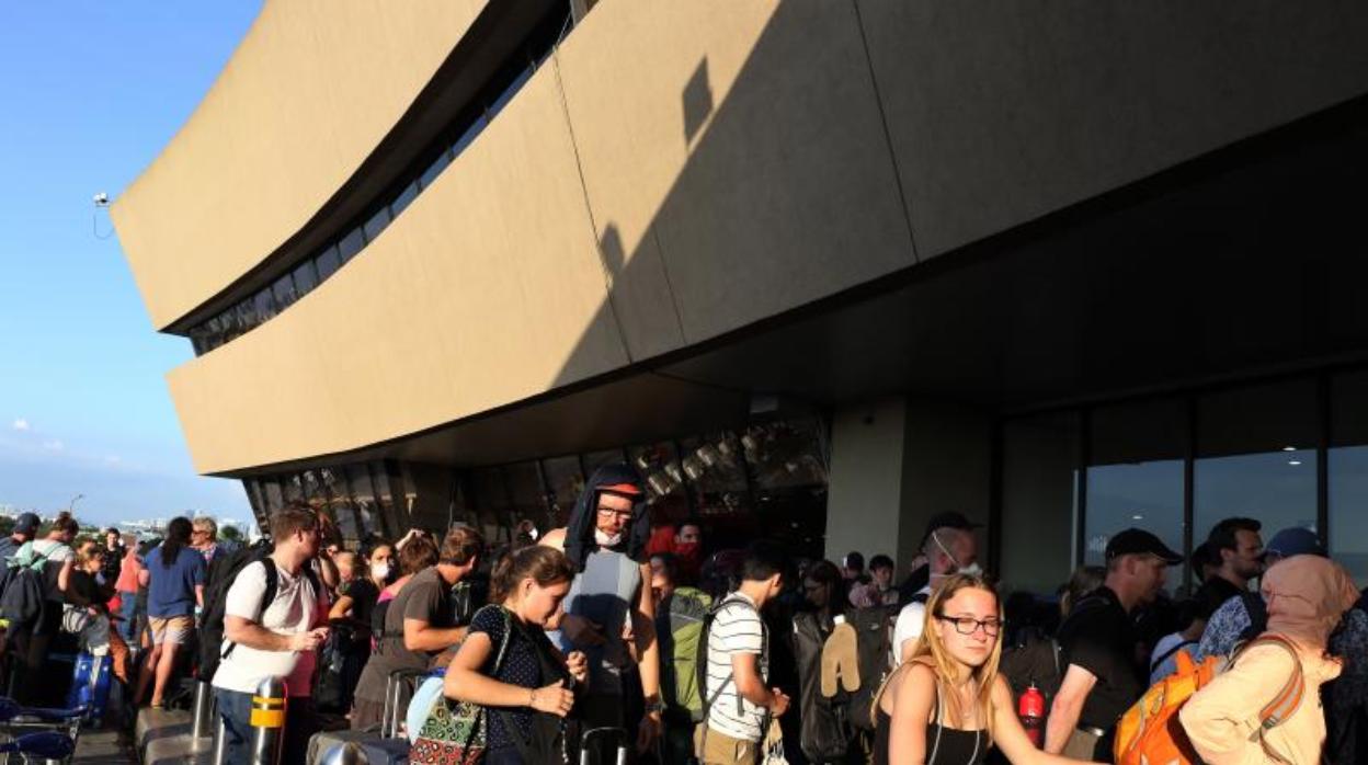 El caos en los aeropuertos es generalizado