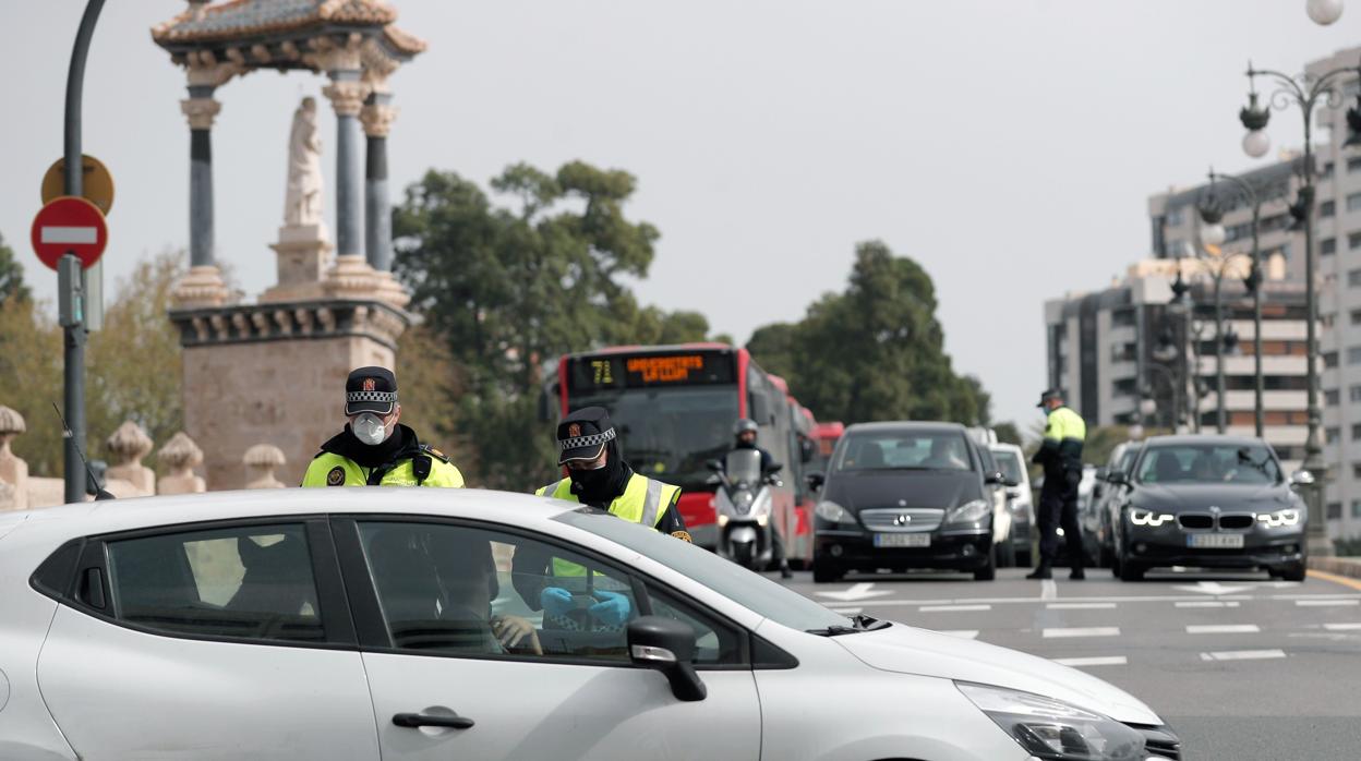 Imagen de archivo de un control policial en la ciudad de Valencia