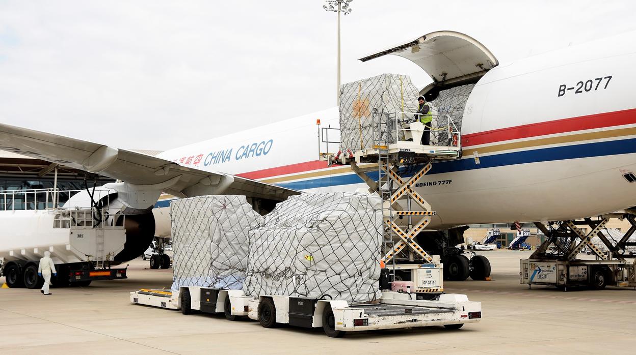 El avión con el primer material procedente de China para Castilla y León aterriza en Zaragoza