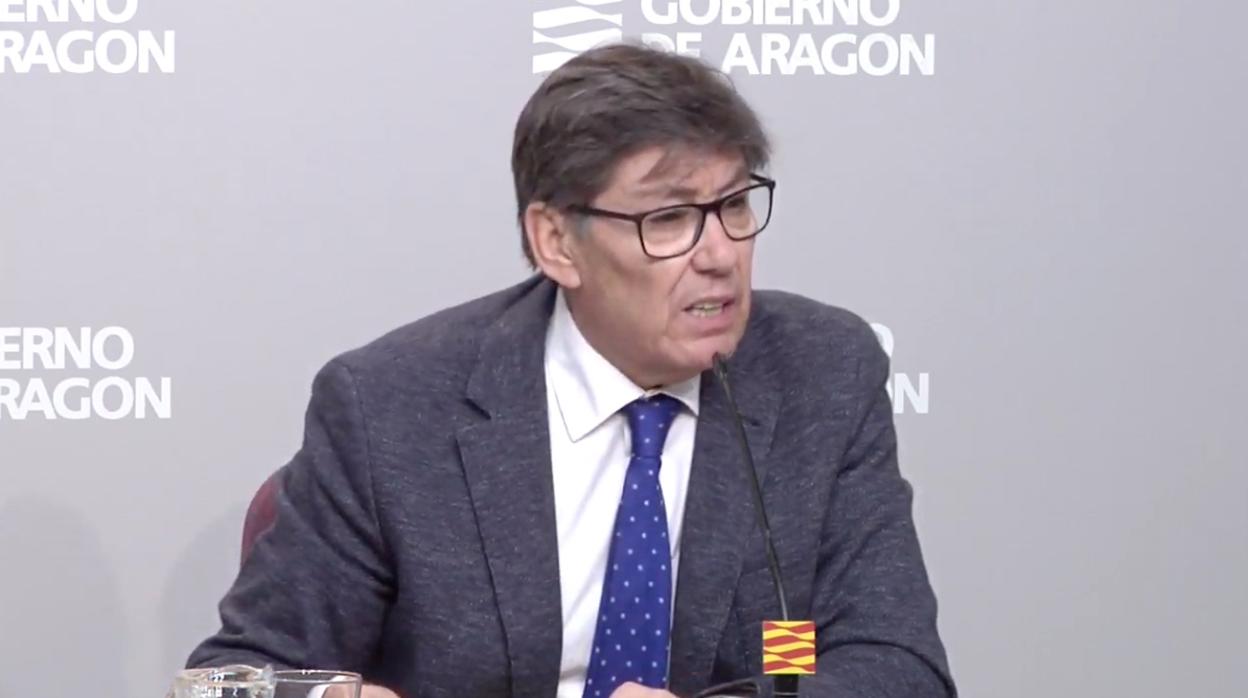 Arturo Aliaga, vicepresidente del Gobierno aragonés y consejero de Industria, durante la rueda de prensa que ofreció este martes junto a la consejera de Sanidad, Pilar Ventura