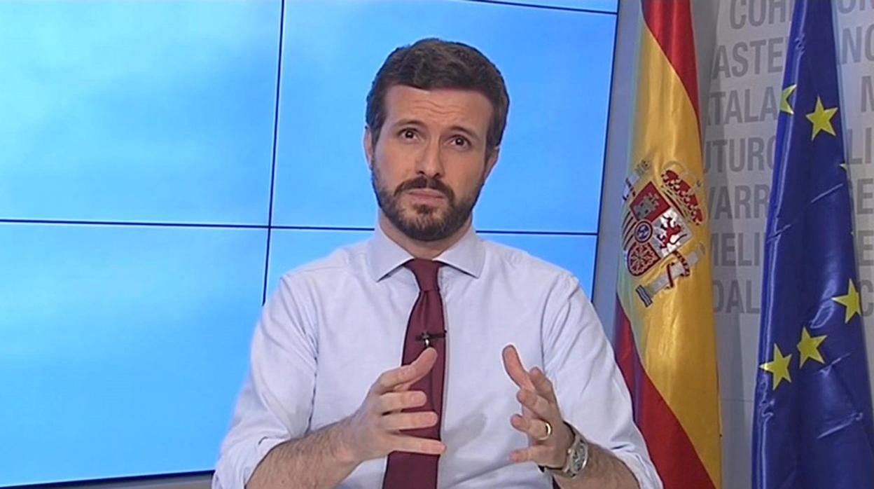 El presidente del PP, Pablo Casado, en una videoconferencia en Génova