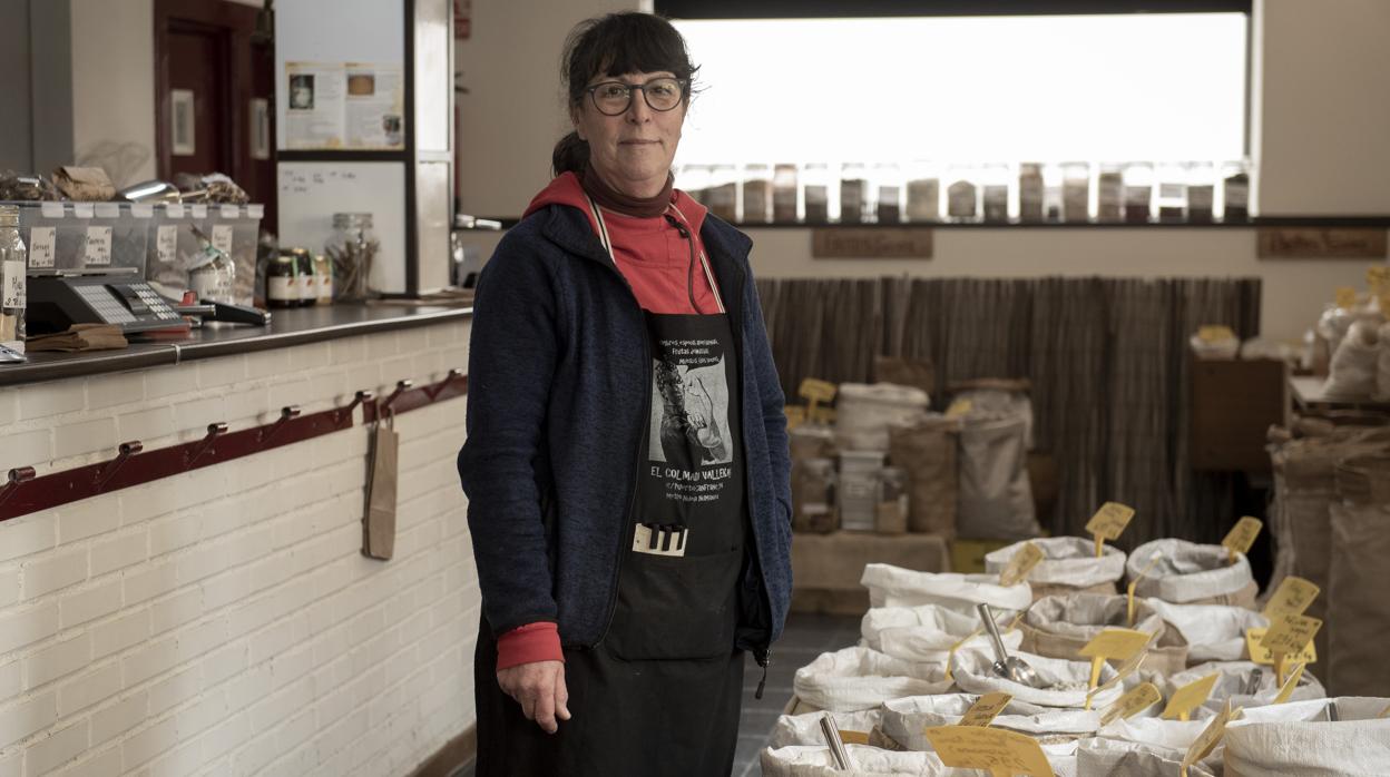 Pilar regenta una tienda de venta a granel en el barrio de Numancia (Puente de Vallecas)