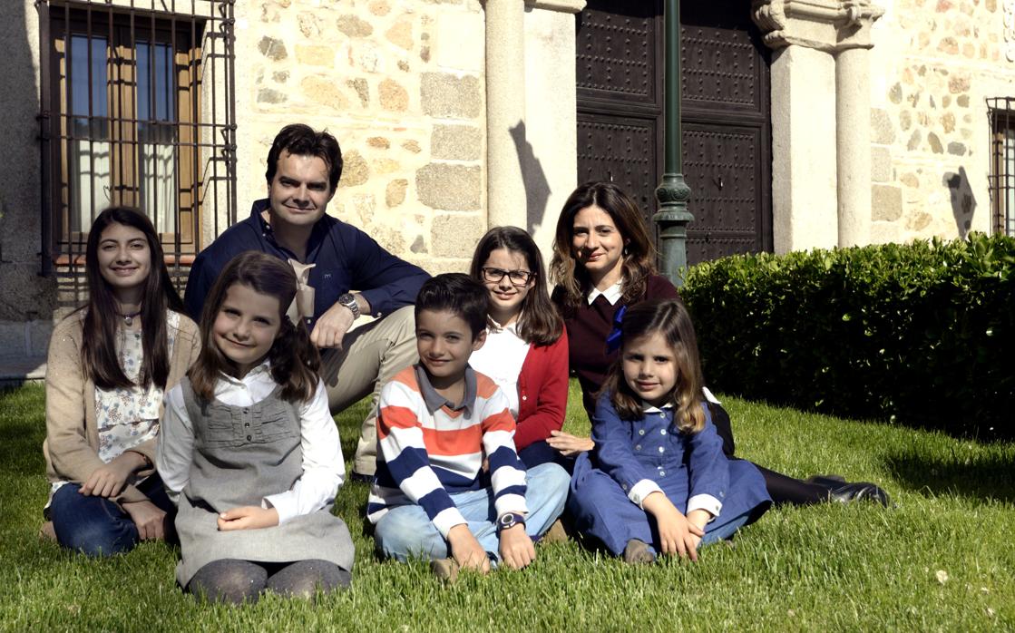 Los Fernández-Linares, en una imagen de archivo, posan junto a cinco de sus seis hijos