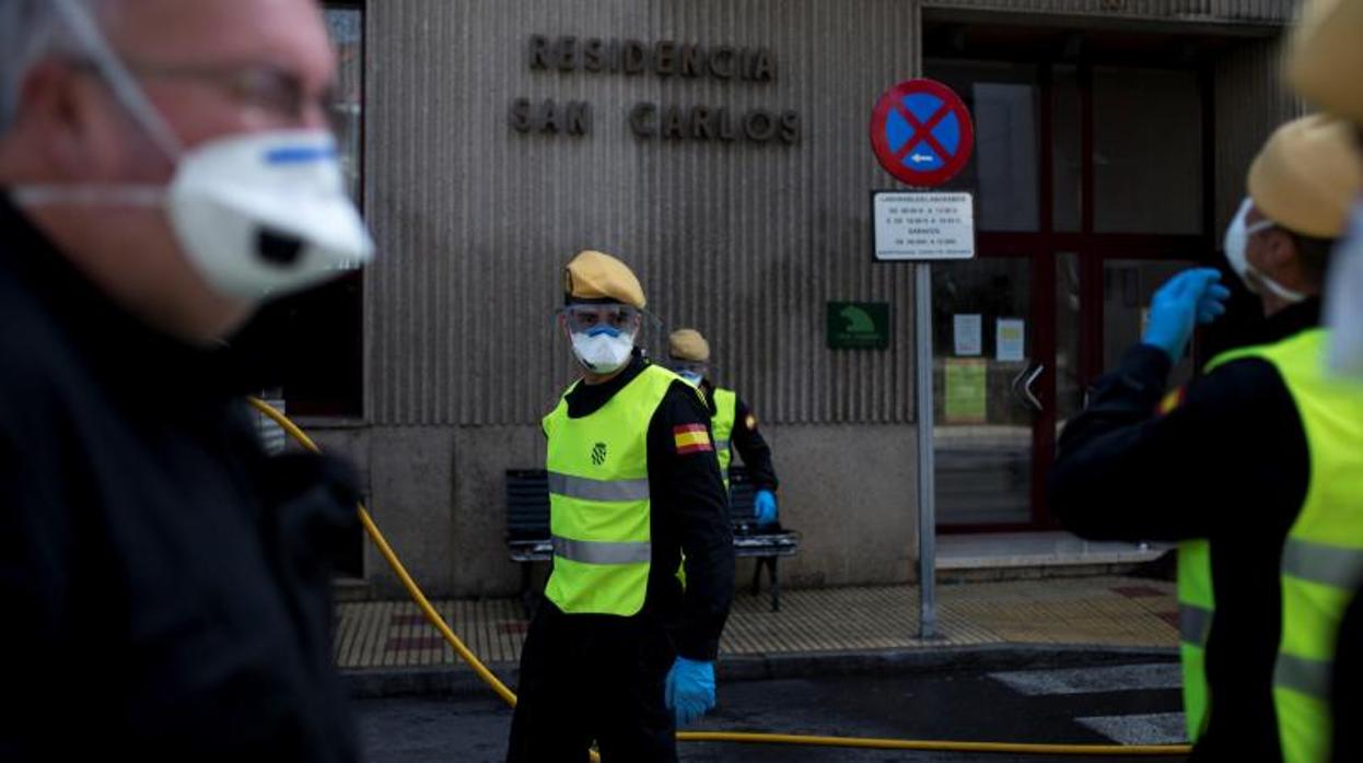 Efectivos de la UME, durante la desinfección de la Residencia San Carlos de Celabova (Orense) este lunes