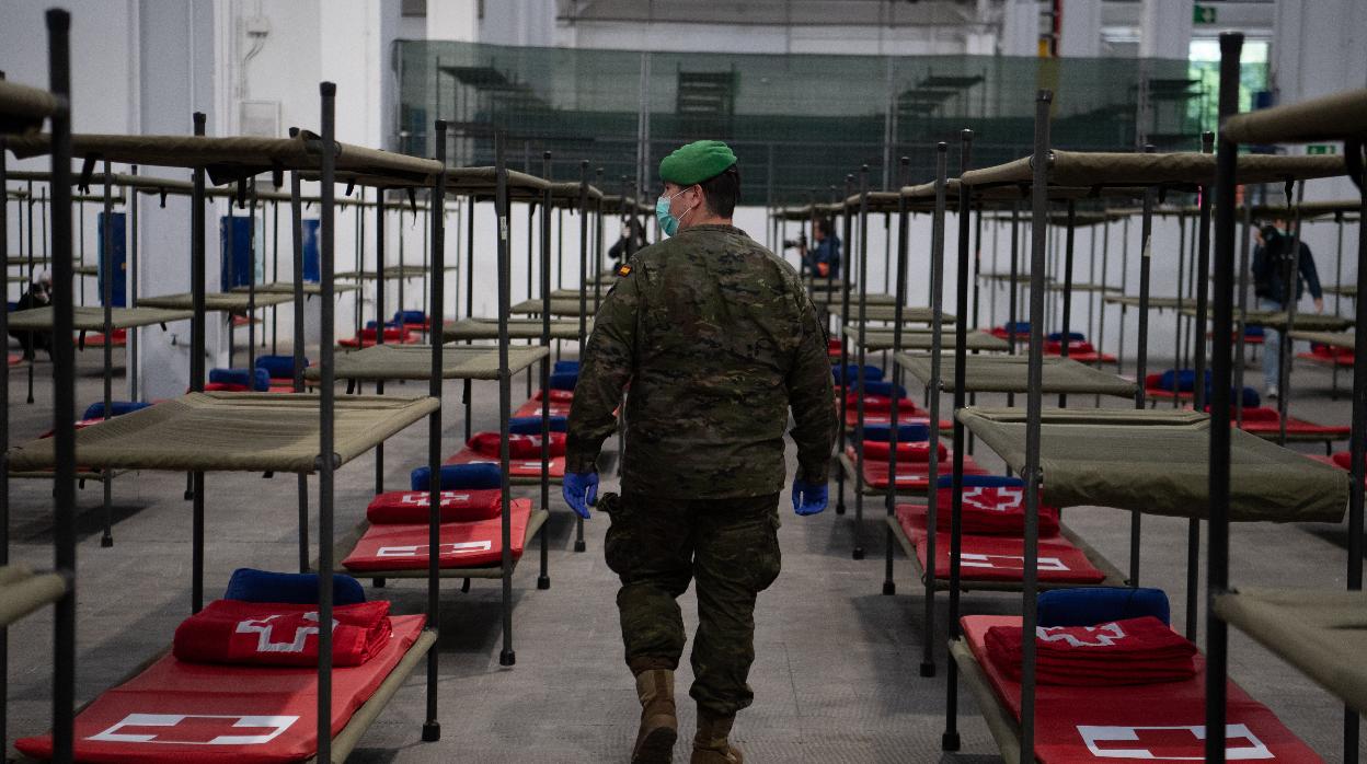 Un militar en el gran albergue instalado en la Fira de Barcelona para 225 personas