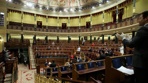 Aplausos en el Congreso para homenajear a los sanitarios que luchan contra el coronavirus