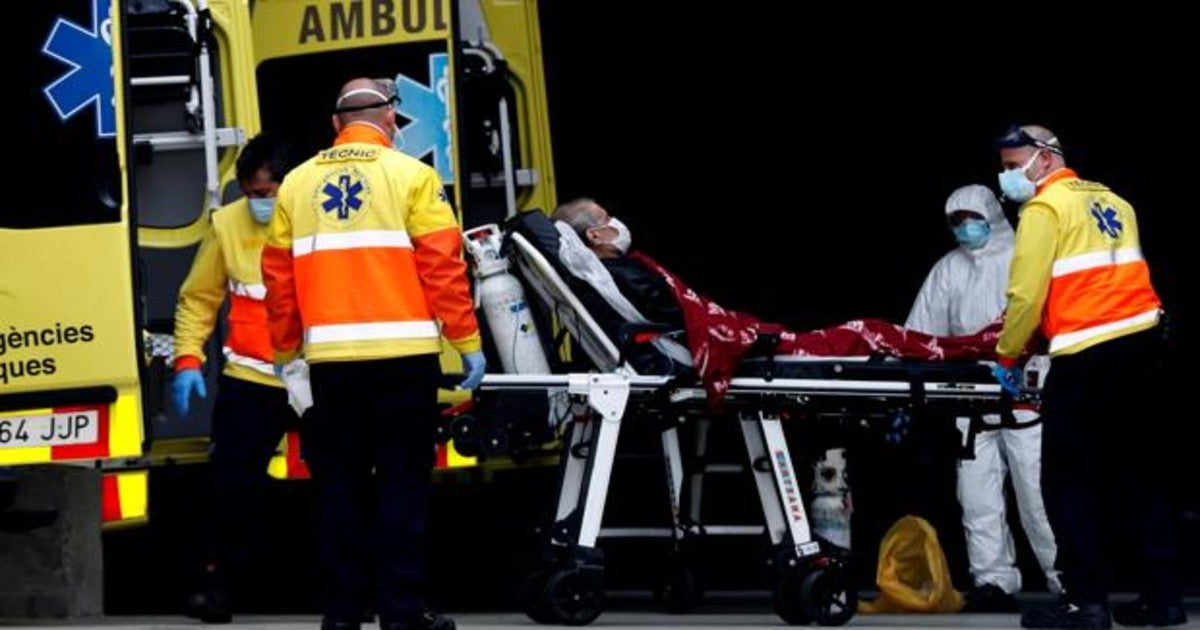 Personal sanitario traslada a un enfermo al Hospital de Bellvitge en Barcelona