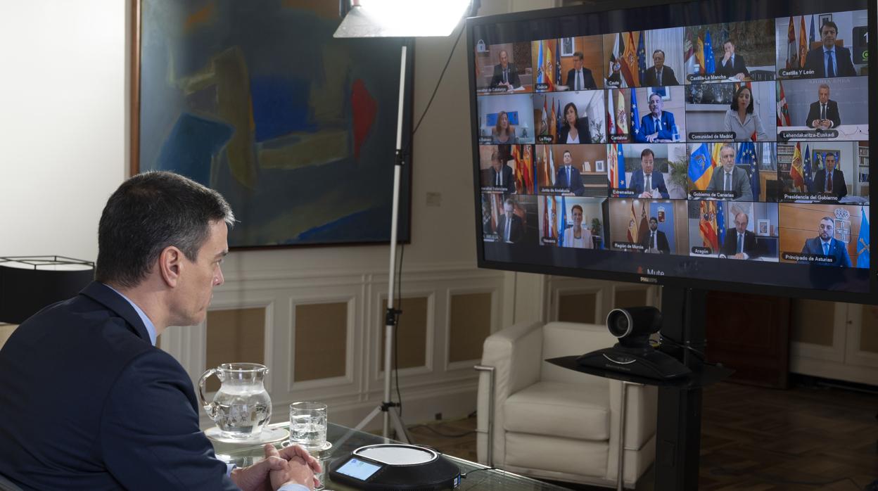 El presidente del Gobierno, Pedro Sánchez, mantiene una videoconferencia con los presidentes autonómicos por la crisis del coronavirus, en una imagen de archivo