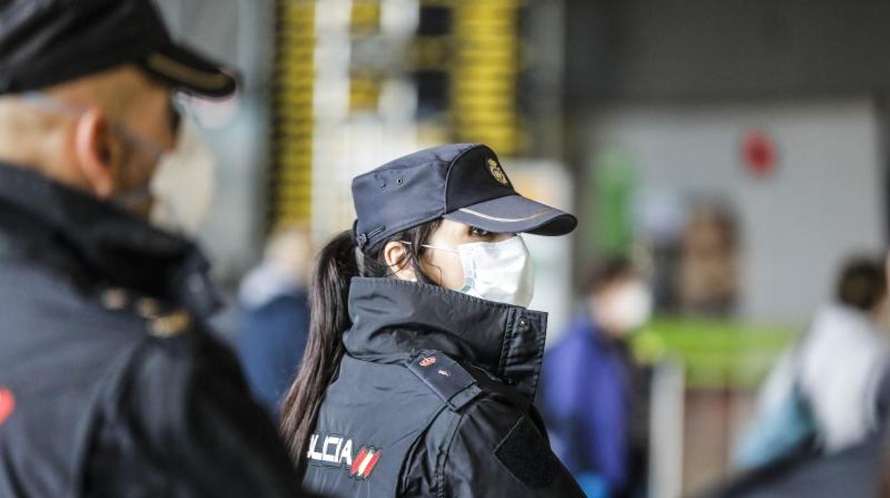 Dos policías nacionales con mascarillas en Valencia