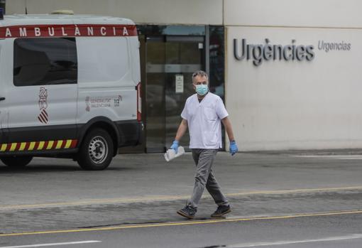 Imagen de un sanitario tomada este miércoles en Valencia