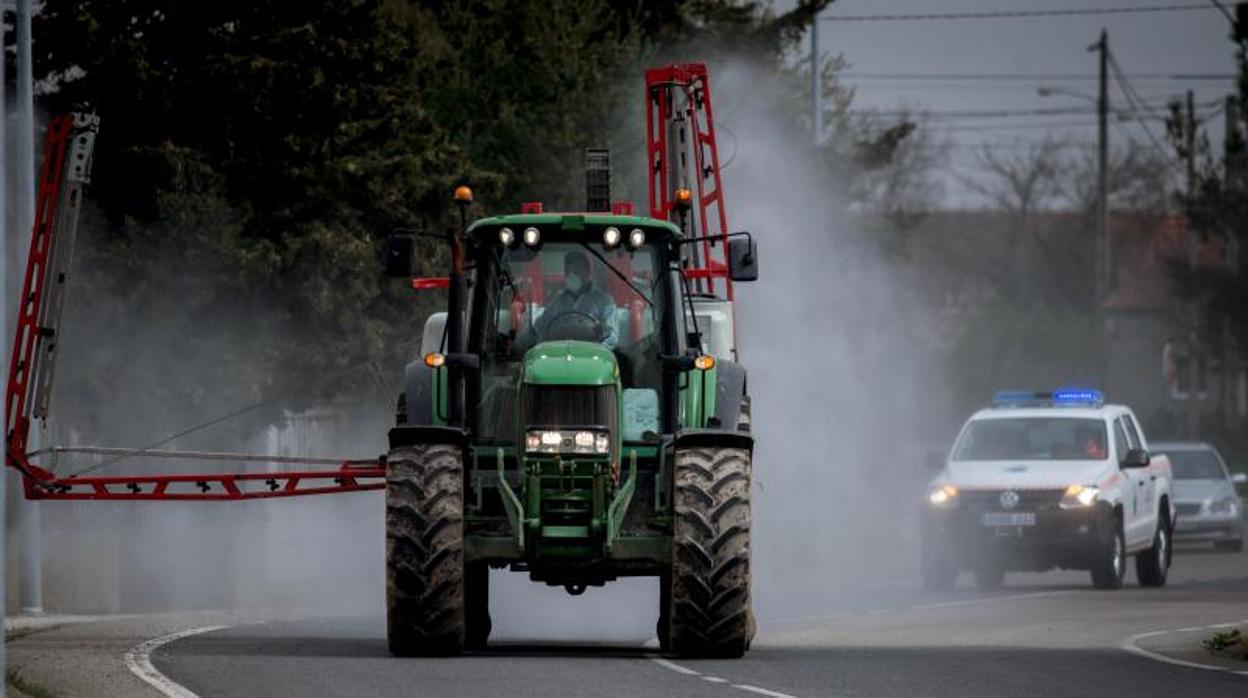 Desinfección con un tractor en Xinzo de Limia (Orense), a causa de la pandemia de coronavirus