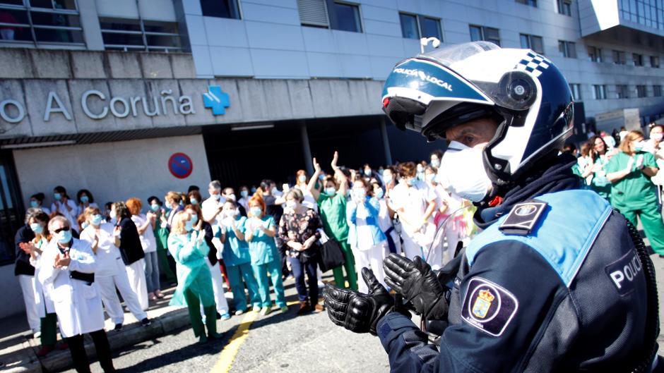 «¡Este virus lo vamos a parar!»: el grito de ánimo de la policía de La Coruña a los sanitarios