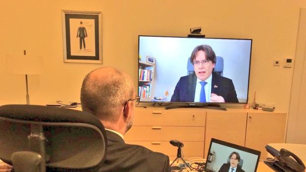 El consejero de Interior se fotografía escuchando el «mensaje institucional» del «presidente legítimo» Puigdemont