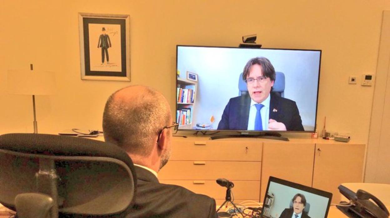 Miquel Buch, desde su despacho, escuchando al fugado Carles Puigdemont