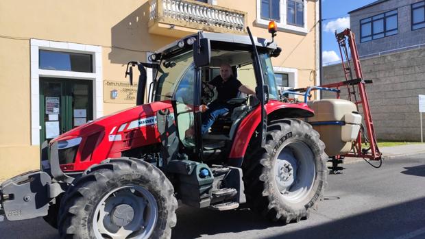 El alcalde que combate el coronavirus a bordo de su tractor: «Con la sulfatadora desinfectamos más rápido»