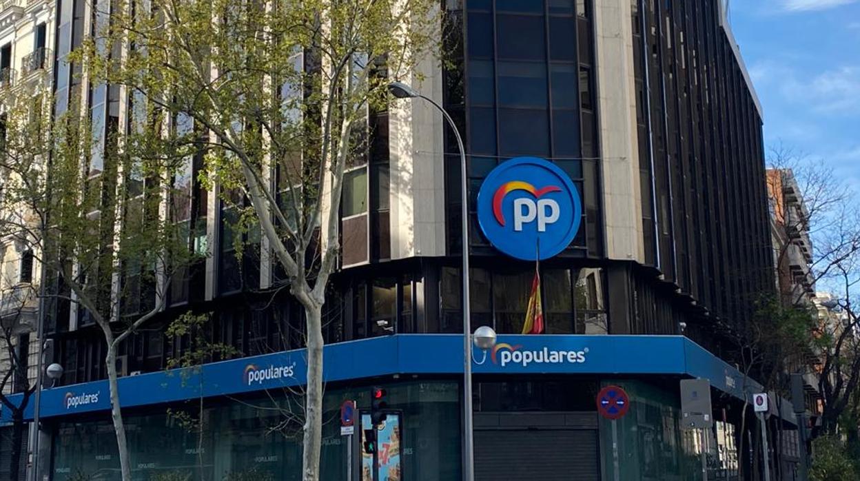 La bandera de España, de luto en la sede del PP