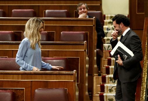 La portavoz del PP en el Congreso, Cayetana Álvarez de Toledo, conversa con el secretario general del Grupo Parlamentario Popular, Guillermo Mariscal, en un momento del pleno