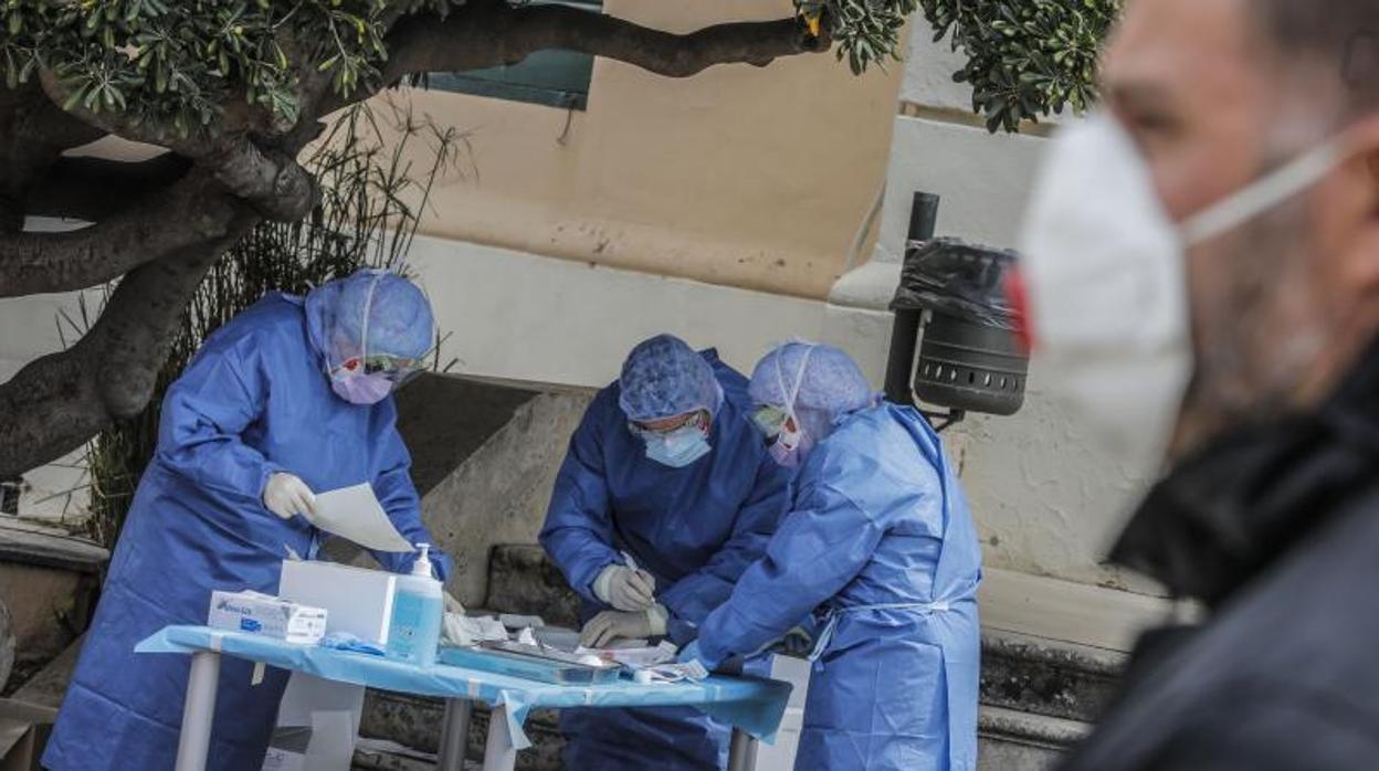 Personal sanitario y un vigilante de seguridad, este jueves en Valencia