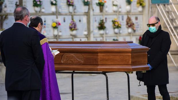 Velatorios sin abrazos y con mucho desinfectante: las nuevas medidas de la Xunta para los funerales