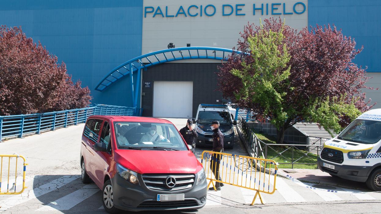 Un furgón funerario a las puertas de la morgue del Palacio de Hielo