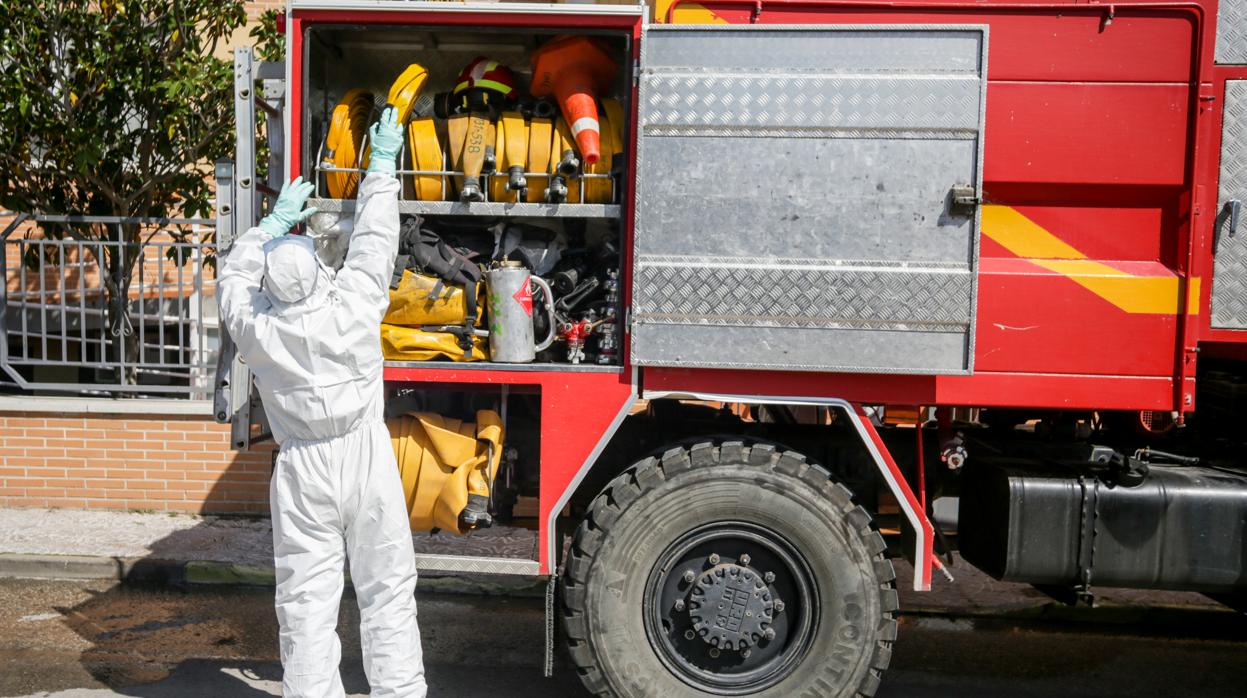 Un militar de la UME recoge el material necesario para iniciar la desinfección en una residencia