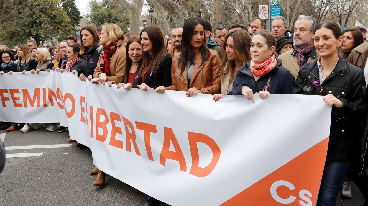 Begoña Villacís, con otros miembros de Ciudadanos, en la manifestación del Día de la mujer