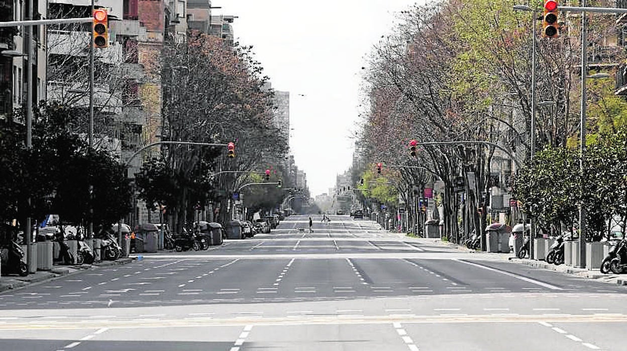 Una calle vacía de Barcelona, durante el confinamiento