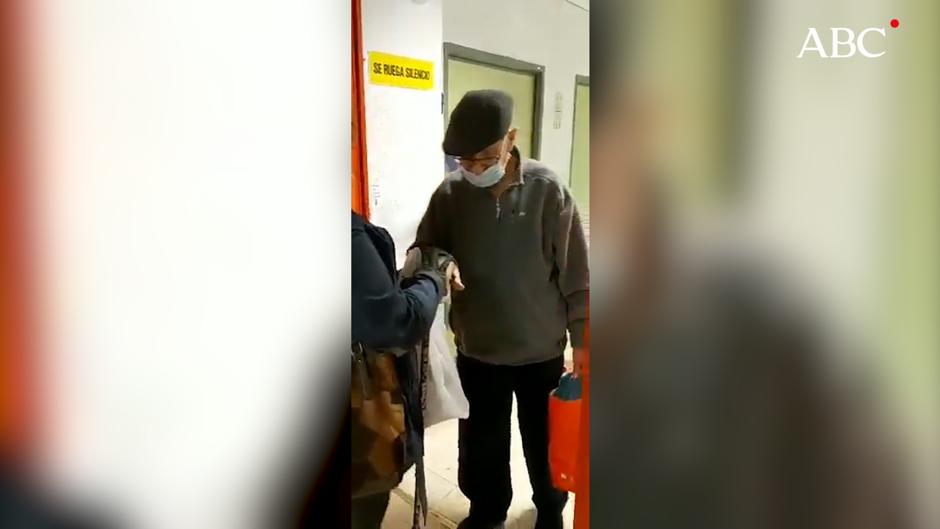 Así reciben sus familiares al hombre de 86 años recuperado del coronavirus