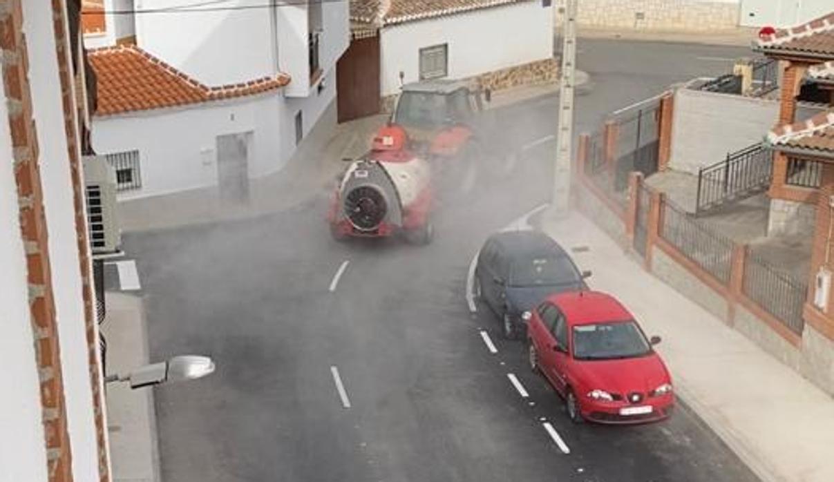 Un tractor desinfecta una de las calles de Escalonilla