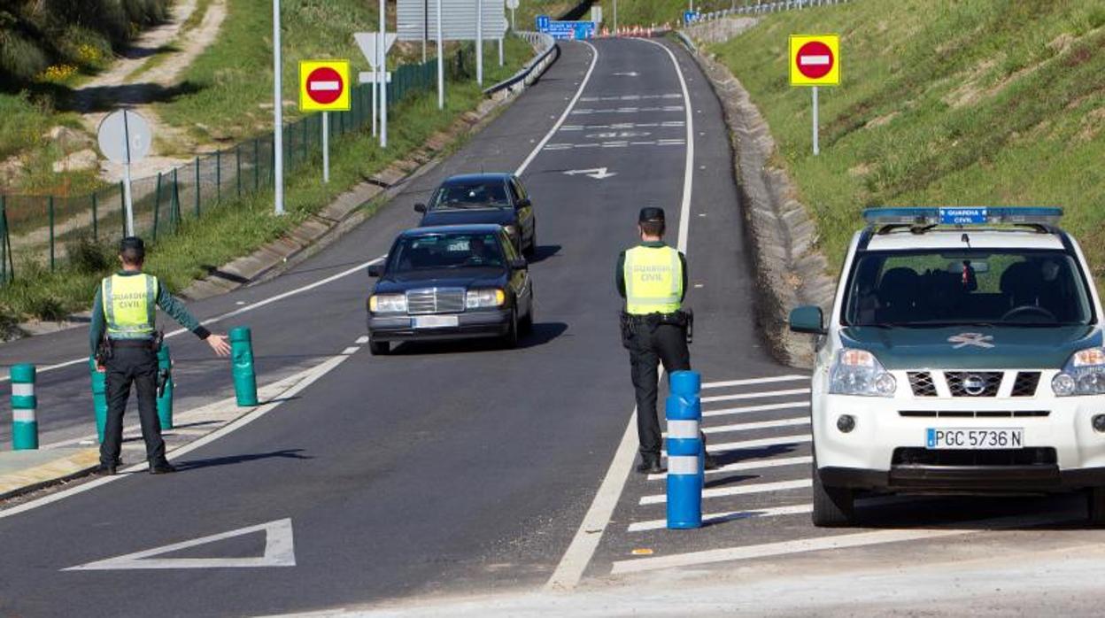 Control de la Guardia Civil en el acceso a Sanxenxo