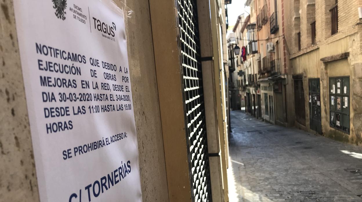 Un cartel anuncia del corte en la calle Tornerías