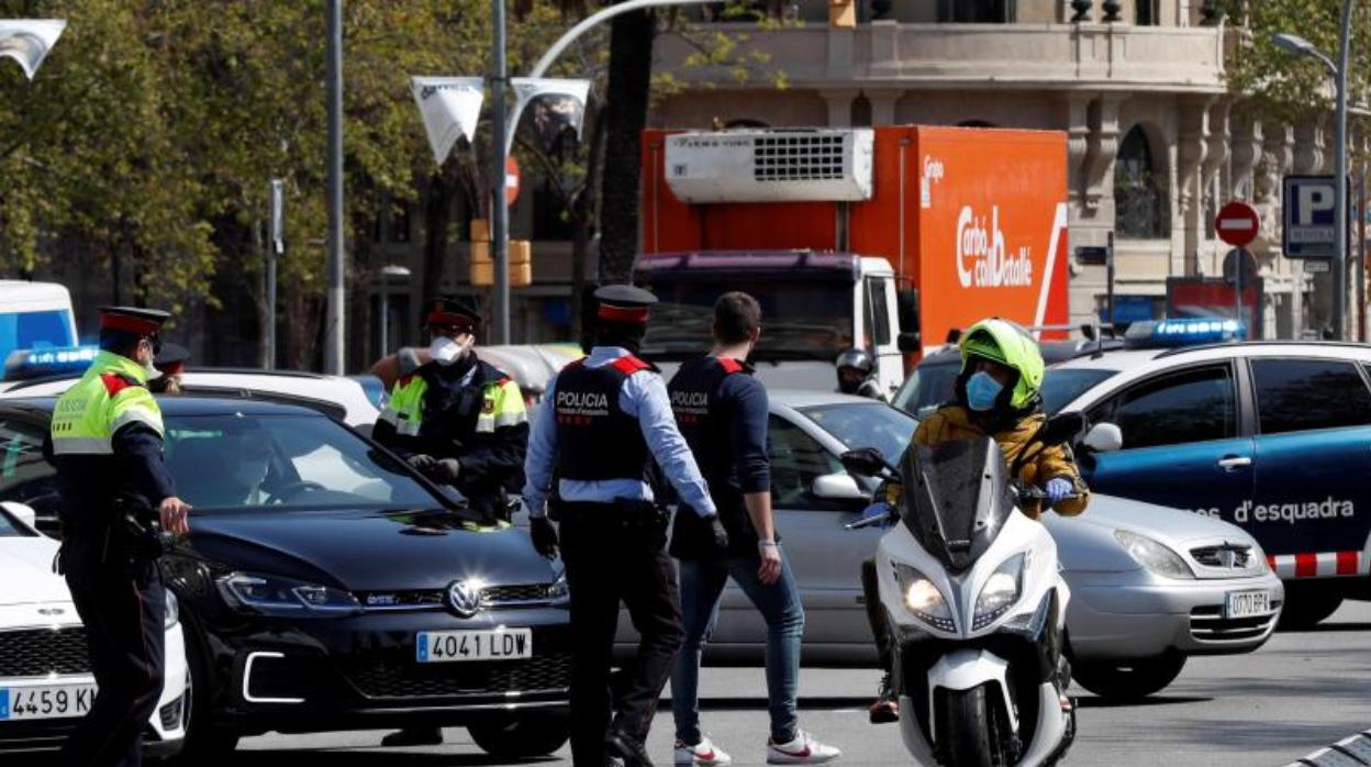 Una patrulla de Mossos, realizando controles esta semana en Barcelona