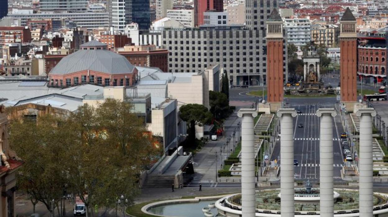 Vistas de Barcelona, con el recinto feial de Montjuïc en un primer plano